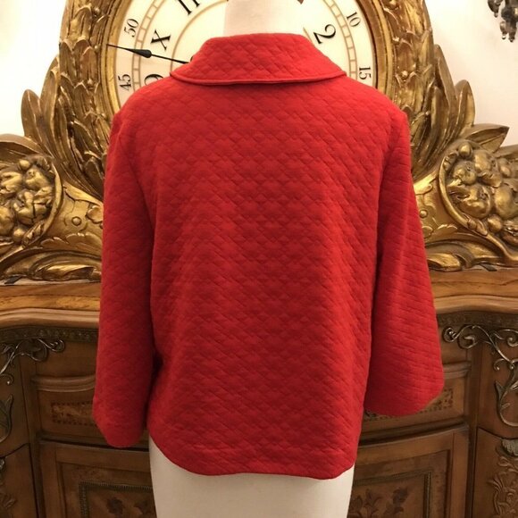 R Q T. Size Medium. Soft Quilted Button Front Short Jacket w/ Tabs. B19 - Picture 5 of 7